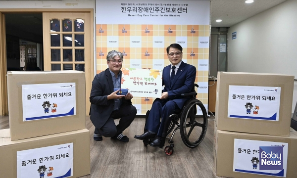 이종성 한국장애인고용공단 이사장이 한우리장애인주간보호센터에 추석 명절을 맞아 위문금과 물품을 전달하고 있다.