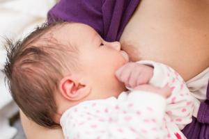 생후 1~2개월 아기, 분유수유 하면 잠을 더 잘 자나요?