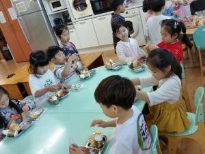 울산시, 방과 후 초등돌봄교실 과일 간식 제공 학부모·학생 '인기'