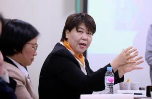 답변하는 장지화 여성-엄마민중당 대표