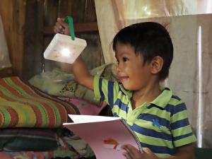 밀알복지재단, 필리핀 빈곤마을에 태양광랜턴 전달