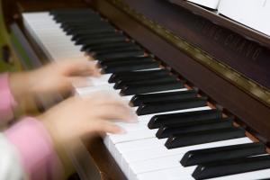 아이에게 피아노를 가르치면 발달에 도움이 될까요?