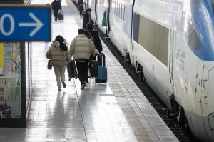 고향 가는 기차 놓칠라.. 설 귀성길에 오른 시민들