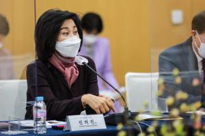 서울시 보육특별자문단 첫 회의... 발언하는 신의진 연세대 교수