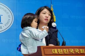 용혜인 의원, 두 살 아들과 기자회견... "퍼스트 키즈 존 만들자"