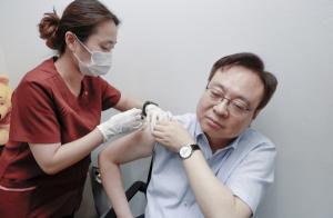 [포토] 코로나19-인플루엔자 백신 동시 접종하는 조규홍 보건복지부 장관