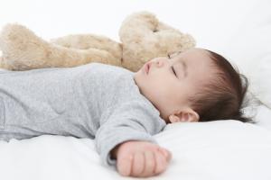 수면 교육을 위해 아기를 울려도 괜찮을까요?