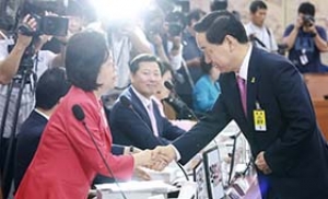 야당 의원들과 인사하는 김상곤 교육부장관 후보자