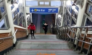 [엄마공감] 유모차 가로막는 지하철역 '계단지옥'